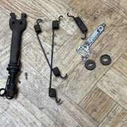Механизм развода задних тормозных колодок правый